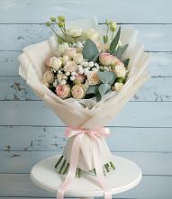 Букет цветов из:  Розы и Лизиантусы в Порхове