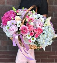 Композиция солнечный день в Порхове Цветочная композиция из Розы, Хризантемы, Пионы и Лизиантусы в корзине в Порхове