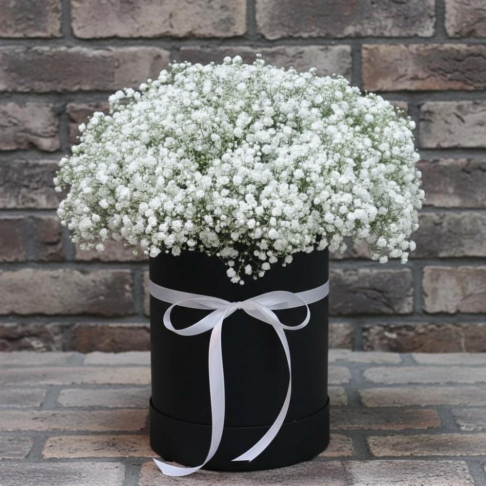 Цветочная композиция из Гипсофила в шляпной коробке в Порхове