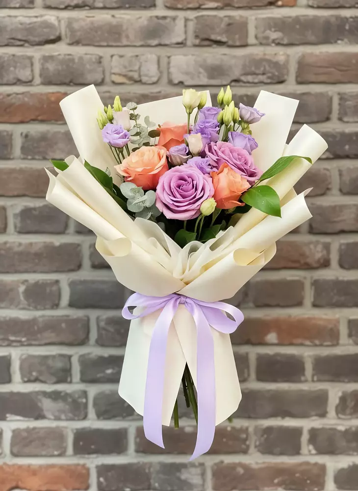 Букет цветов из: Лизиантусы и Розы в Порхове