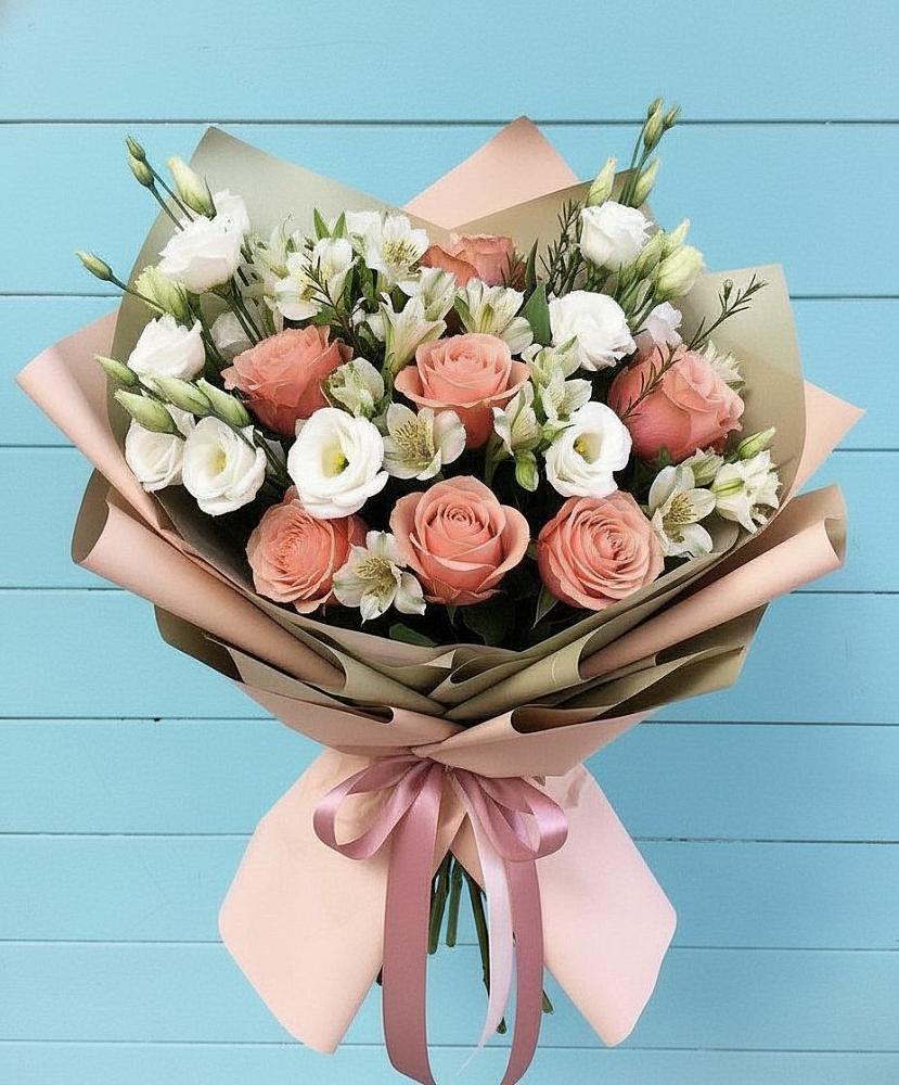 Букет цветов из: Розы, Альстромерии и Лизиантусы в Порхове