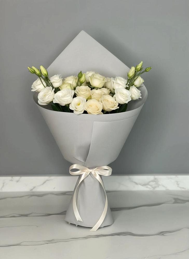 Букет цветов из: Розы и Лизиантусы в Порхове