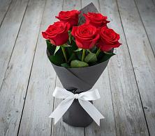 Букет 5 Красных роз Эдлесс Лав в Порхове