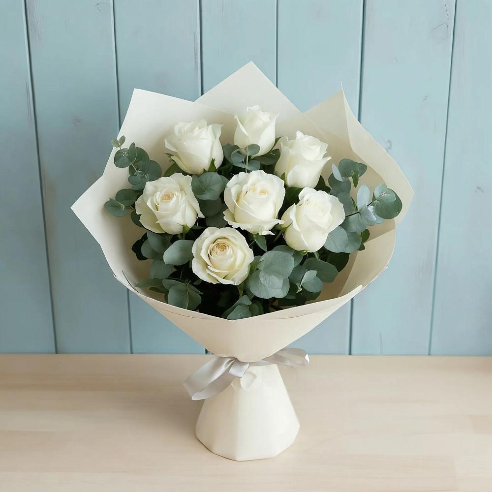 Букет Белые розы в Эвкалипте в Порхове