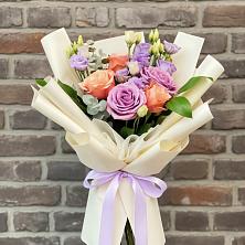 Букет цветов из:  Лизиантусы и Розы в Порхове