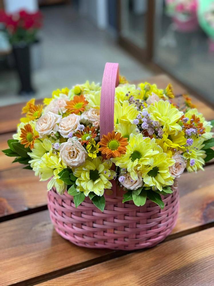 Цветочная композиция из Хризантемы и Розы в корзине в Порхове