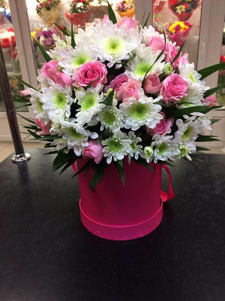 Цветочная композиция из Розы и Хризантемы в шляпной коробке в Порхове