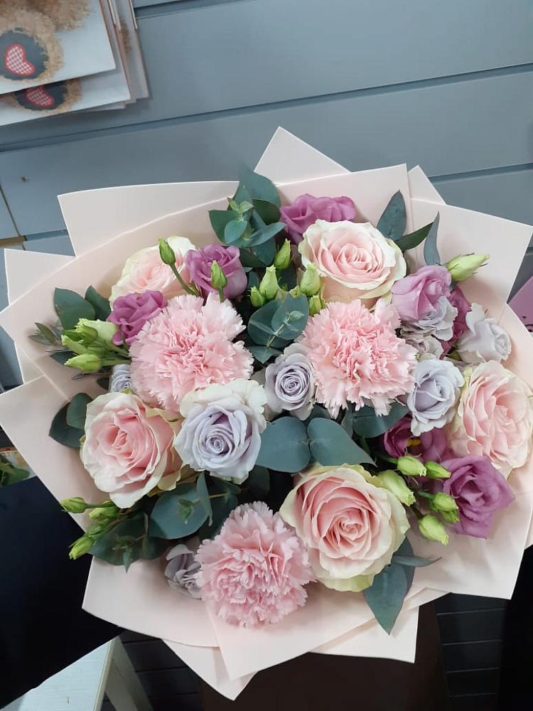 Букет цветов из: Розы, Гвоздики и Лизиантусы в Порхове