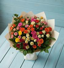 Букет Микс из разноцветных кустовых роз в Порхове