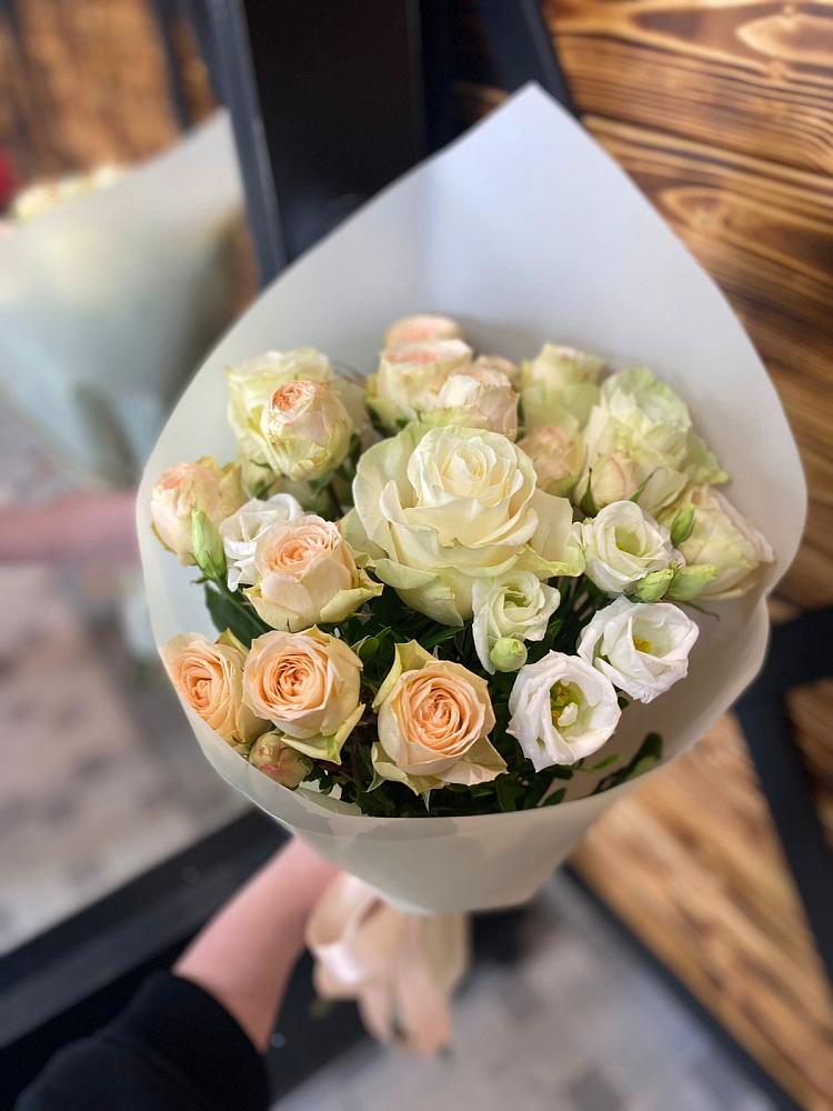 Букет цветов из: Розы и Лизиантусы в Порхове